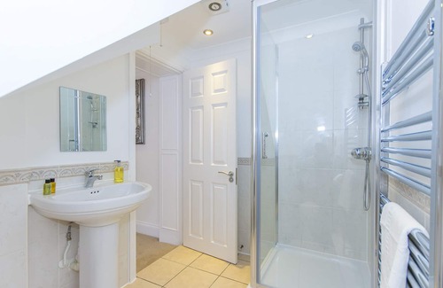 Plymouth Apartment | 3 Bed- Raleigh by Pureserviced
