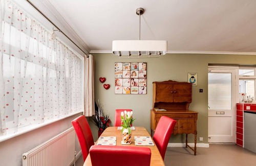 West End House | 3 Bed Renovated Bungalow - 3 car or RV pkg - Garden