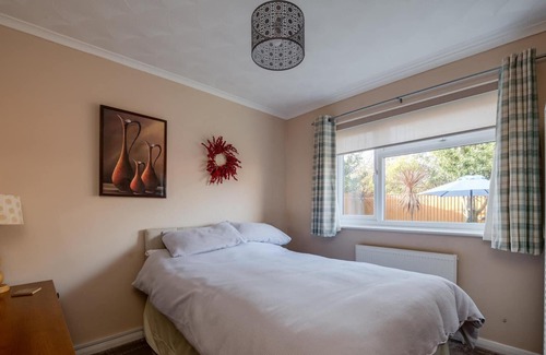 West End House | 3 Bed Renovated Bungalow - 3 car or RV pkg - Garden