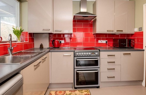 West End House | 3 Bed Renovated Bungalow - 3 car or RV pkg - Garden