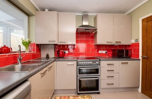 West End House | 3 Bed Renovated Bungalow, 3 car or RV pkg, garden.