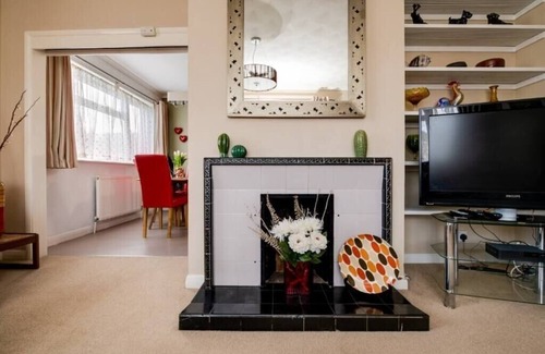 West End House | 3 Bed Renovated Bungalow, 3 car or RV pkg, garden.