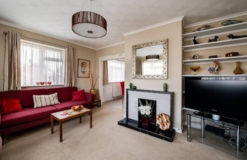West End House | 3 Bed Renovated Bungalow, 3 car or RV pkg, garden.