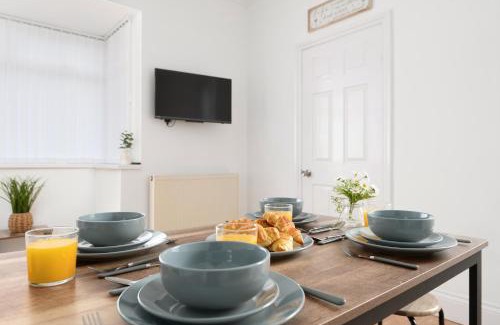 Cleethorpes House | 3-Bed Retreat with Free Parking and Long Stay Deals