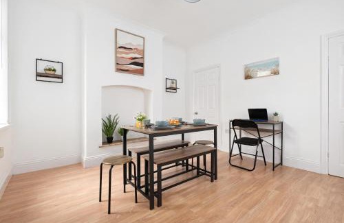 Cleethorpes House | 3-Bed Retreat with Free Parking and Long Stay Deals