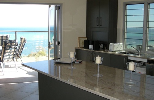 Brisbane Waterfront Apartment | 3 Bed room Relaxing Island getaway