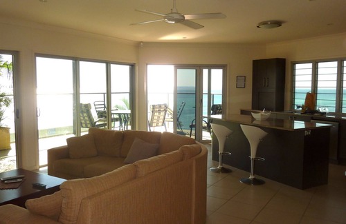Brisbane Waterfront Apartment | 3 Bed room Relaxing Island getaway