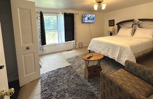 Waldorf House | 3 Bed Rooms, 4 Beds, 2 Baths, Lovely Family Home with Basement & BBQ on deck!