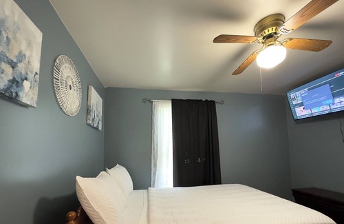 Waldorf House | 3 Bed Rooms, 4 Beds, 2 Baths, Lovely Family Home with Basement & BBQ on deck!