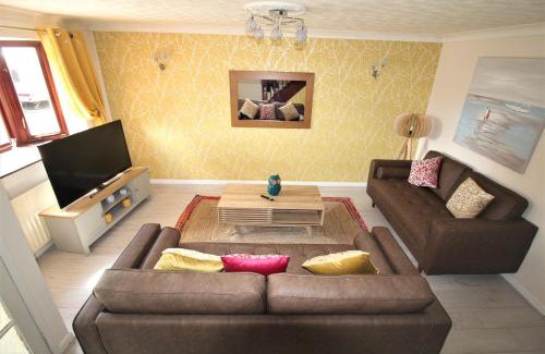 Thorne House | 3 Bed Semi - Sleeps 5 - Private Garden & Parking 2 Cars - Quiet Cul De Sac Location - Dog Friendly - Fast Wifi - Close to Motorway Access