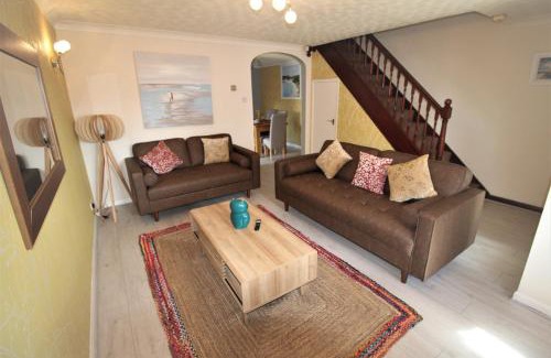 Thorne House | 3 Bed Semi - Sleeps 5 - Private Garden & Parking 2 Cars - Quiet Cul De Sac Location - Dog Friendly - Fast Wifi - Close to Motorway Access