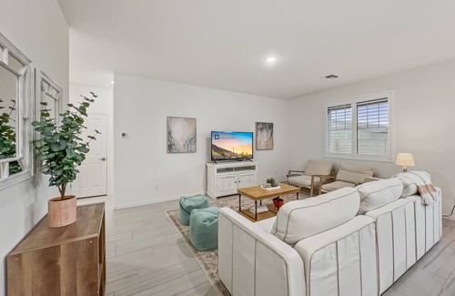 Queen Creek House | 3 bed, Sleeps 8. Brand New. Heated Community Pool and Spa!