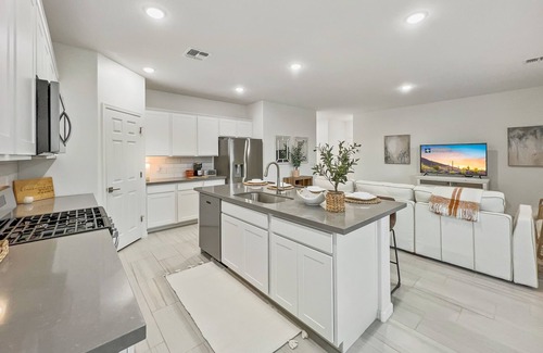 Queen Creek House | 3 bed, Sleeps 8. Brand New. Heated Community Pool and Spa!