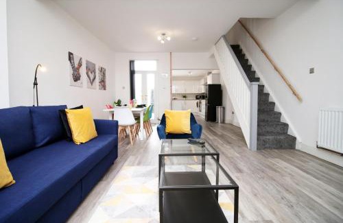 Port Talbot House | 3-Bed Townhouse - Central, Free parking
