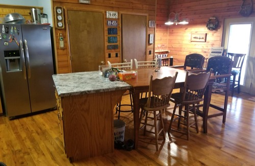 Scottsville Cabin | 3 Bedroom, 1 1/2 bath, Lakeview Cabin -pontoon available- June-Sept