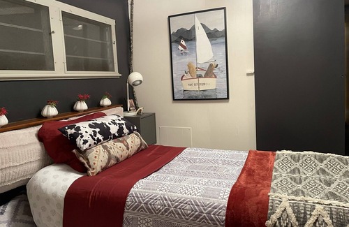 Newbury House | 3 Bedroom/1 Bath - Babbling Brook - Walk to Lake - Hiking Trails