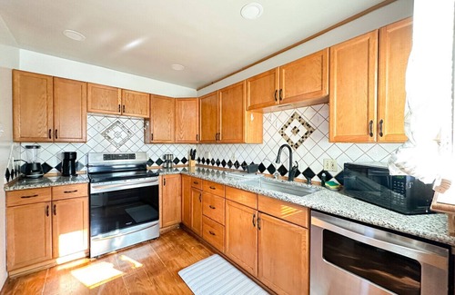 Visalia House | 3 bedroom, 1 bath home that is located on the country side of Visalia near freeway 99.
