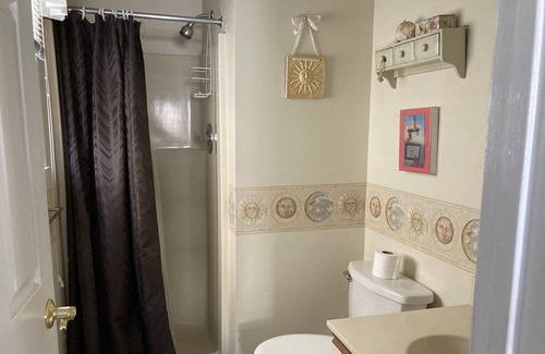 South End House | 3 Bedroom, 2 Bath, 1st Floor Condo 2 blocks from the Beach!