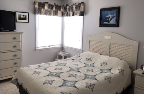 South End House | 3 Bedroom, 2 Bath, 1st Floor Condo 2 blocks from the Beach!