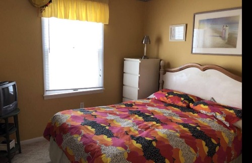 South End House | 3 Bedroom, 2 Bath, 1st Floor Condo 2 blocks from the Beach!