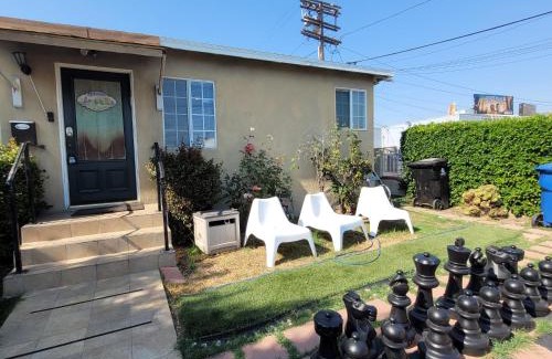 Pico - Robertson House | 3 bedroom 2 bath home with Jacuzzi near Beverly Hills, wi-fi, Jacuzzi, Roku, BBQ, giant games family fun