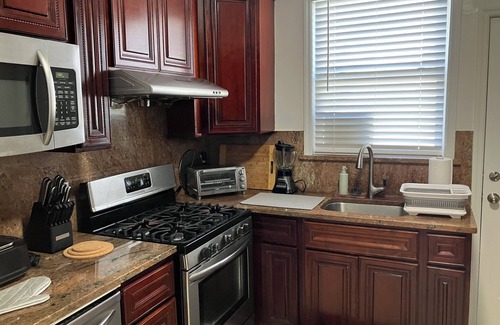 Queens House | 3-bedroom 2-bath house in quiet FLUSHING - WiFi, AC, fully furnished + 1 parking