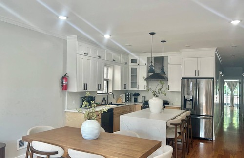 The Heights House | 3-bedroom 2 bath luxury home in Jersey City MINUTES TO NYC