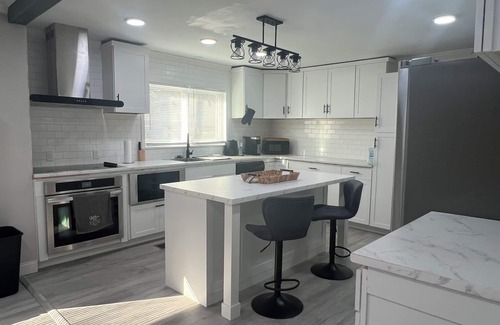 Bruce House | 3-bedroom 2 bath nice deck every convenience of home 30 minutes from Oxford