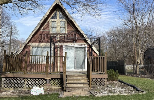 Pierceton House | 3 bedroom 2 bath renovated A frame on channel to Kuhn lake and the Barbee Chain