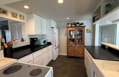 Mid-Coast and Islands Cottage | 3 bedroom, 2 bathroom classic Maine cottage with ocean views into Mackerel Cove