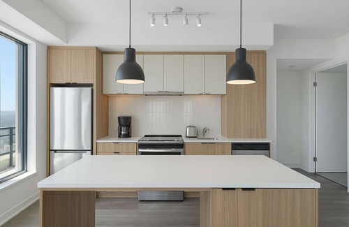 Downtown Mississauga Apartment | 3 Bedroom/2 Bathroom Suite