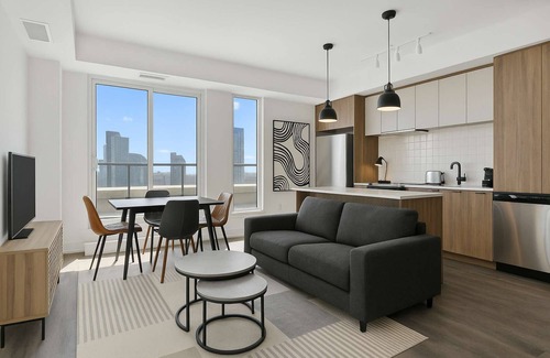 Downtown Mississauga Apartment | 3 Bedroom/2 Bathroom Suite