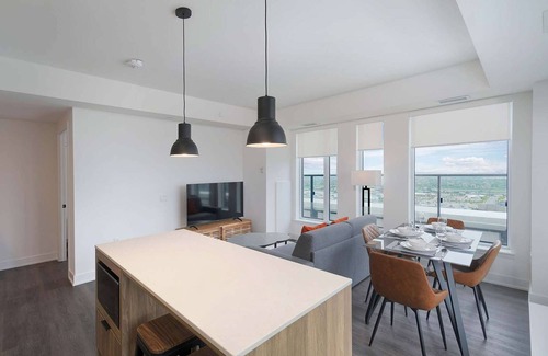 Downtown Mississauga Apartment | 3 Bedroom/2 Bathroom Suite