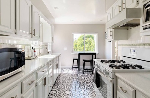 Bixby Knolls House | 3 Bedroom, 2 Bathroom with Stunning Backyard and Laundry