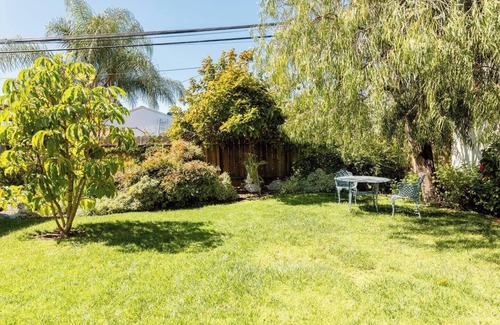 Bixby Knolls House | 3 Bedroom, 2 Bathroom with Stunning Backyard and Laundry