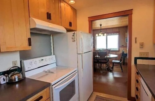 Florence House | 3 bedroom, 2 bathroom virtually beach front