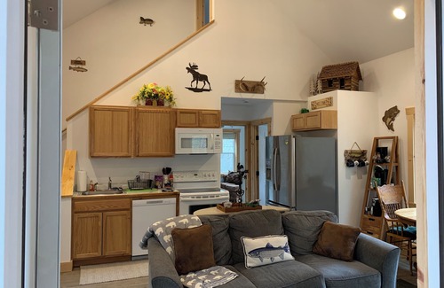 Morganton Cabin | 3-bedroom 2 & half baths cabin sleeps 8. Fast WiFi, directly on the Henry River.