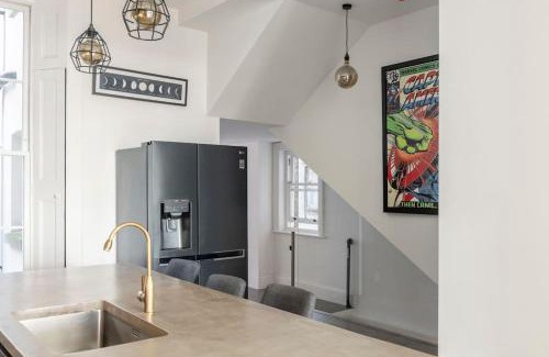 St Leonards-On-Sea Apartment | 3 Bedroom, 3 bathroom large flat with sea views!