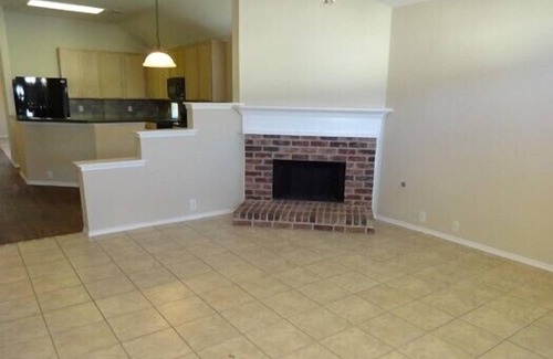 Delaware Apartment | 3 Bedroom 623233 by Houzlet