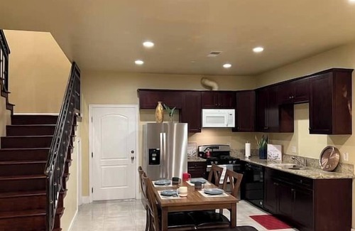 Rialto Apartment | 3 Bedroom 645794 by Houzlet