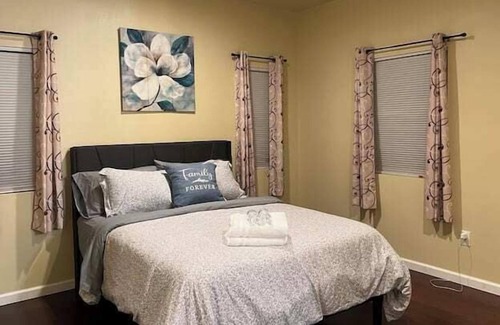 Rialto Apartment | 3 Bedroom 645794 by Houzlet