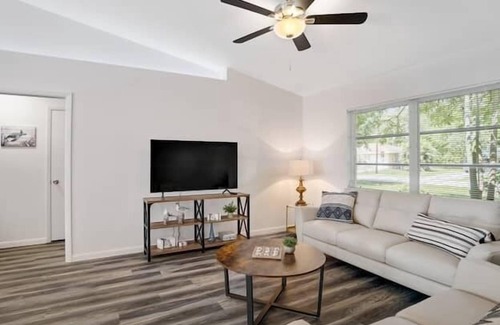 Park East Apartment | 3 Bedroom 687084 by Houzlet