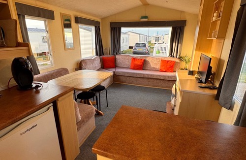 Rhyl Ski Chalet | 3 Bedroom, 8 Berth, cosy static family caravan