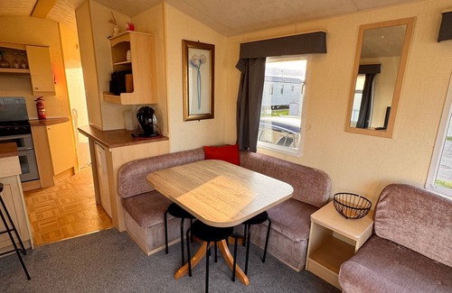 Rhyl Ski Chalet | 3 Bedroom, 8 Berth, cosy static family caravan
