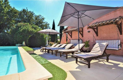 Mondragon House | 3 bedroom accommodation in Mondragon