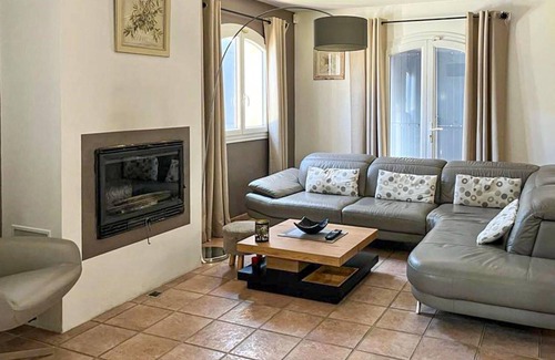 Rognac House | 3 bedroom accommodation in Rognac