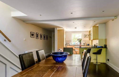 Kennington Cottage | 3 bedroom accommodation in Kennington, London
