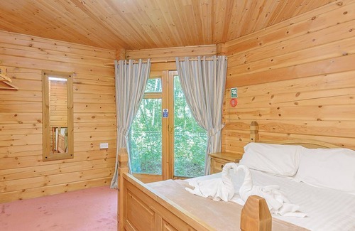 Edwinstowe Cabin | 3 bedroom accommodation in Sherwood Forest, Rufford