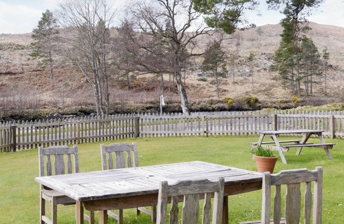 Lairg Cottage | 3 bedroom accommodation in Rosehall, near Lairg