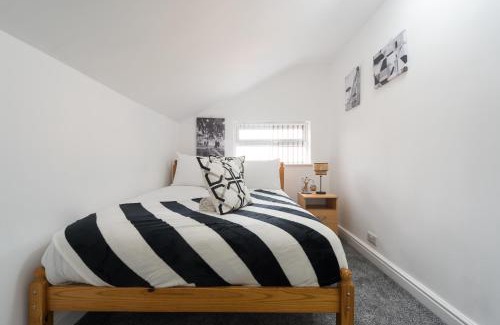 Hull House | 3 Bedroom Adom Home 4 Beds- 5 Mins to Hull Stadium- Close City Centre